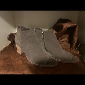 Blondo waterproof peep toe heeled booties size 9